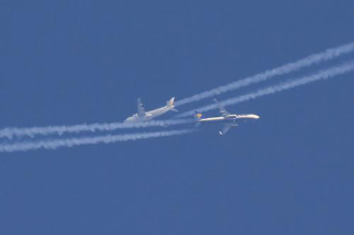 Illustration for article titled These two airliners look like they're about to crash in this lucky shot